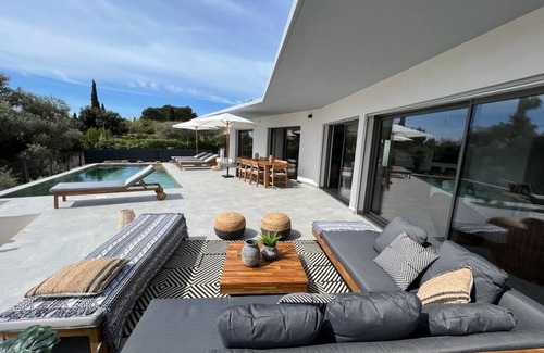 Saint-Cyr-sur-Mer Villa | Beautiful contemporary villa with sea view 800m from the beach