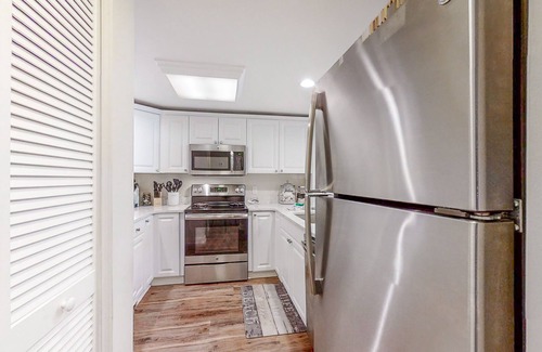 Fernandina Beach Condo | Beautiful condo with pool, balcony overlooking the ocean & fast WiFi - walk to boardwalk