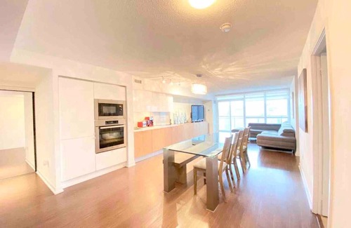 Wellington Place House | Beautiful Condo In Downtown