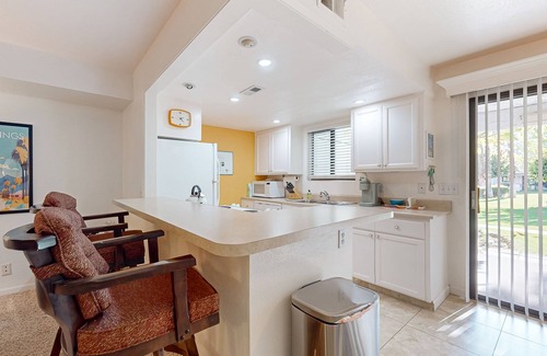 Palm Springs Condo | Beautiful Condo minutes from downtown, shared pools, hot tub, tennis & golf