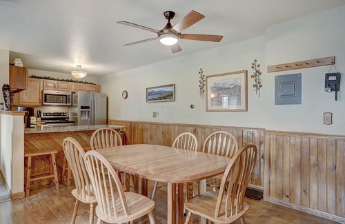 Wildernest Condo | Beautiful Condo, Sleeps 8, Gorgeous Views, Wood Fireplace, HDTV, Hot Tubs - BB