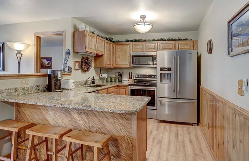 Wildernest Condo | Beautiful Condo, Sleeps 8, Gorgeous Views, Wood Fireplace, HDTV, Hot Tubs - BB