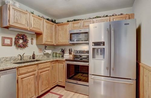 Wildernest Condo | Beautiful Condo, Sleeps 8, Gorgeous Views, Wood Fireplace, HDTV, Hot Tubs - BB