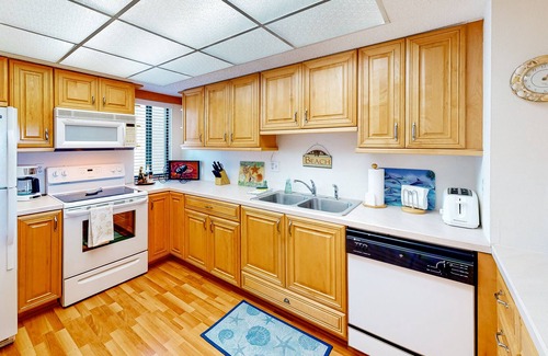 Golden Beach Condo | Beautiful condo with ocean view, pool, private balcony, washer/dryer & AC