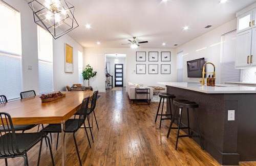 West Dallas House | Beautiful Contemporary 4BR near Downtown Dallas