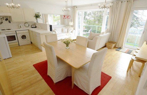 Maenporth Apartment | Beautiful Contemporary Apartment with Parking, 5 minutes walk from the Beach