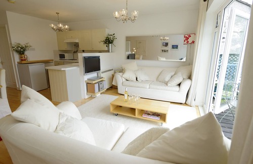 Maenporth Apartment | Beautiful Contemporary Apartment with Parking, 5 minutes walk from the Beach