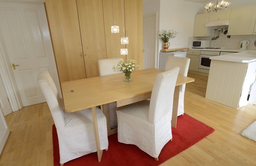 Maenporth Apartment | Beautiful Contemporary Apartment with Parking, 5 minutes walk from the Beach