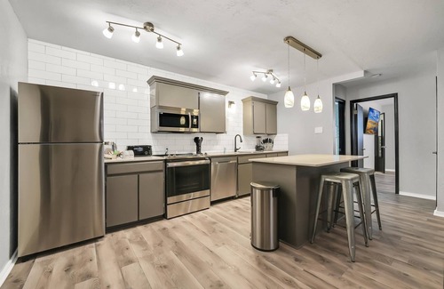Lawton Apartment | Beautiful Contemporary Suite #15