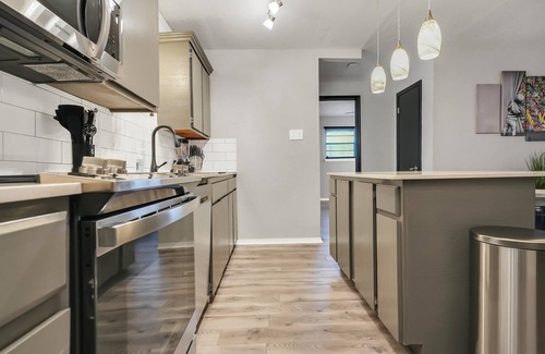 Lawton Apartment | Beautiful Contemporary Suite #14