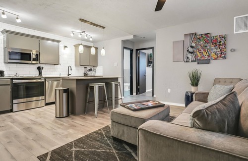 Lawton Apartment | Beautiful Contemporary Suite #05