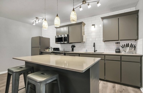 Lawton Apartment | Beautiful Contemporary Suite #05