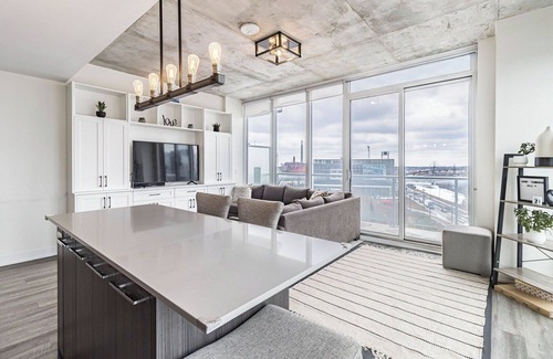 Riverdale Condo | Beautiful corner unit with floor to ceiling windows in prime South Riverdale