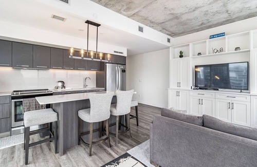 Riverdale Condo | Beautiful corner unit with floor to ceiling windows in prime South Riverdale