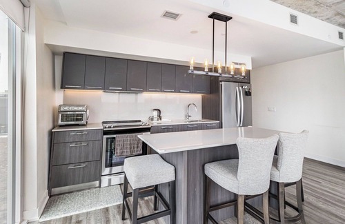 Riverdale Condo | Beautiful corner unit with floor to ceiling windows in prime South Riverdale