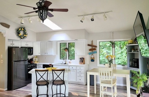 Leesburg Cottage | beautiful cottage by the lake. Relax and enjoy your stay.