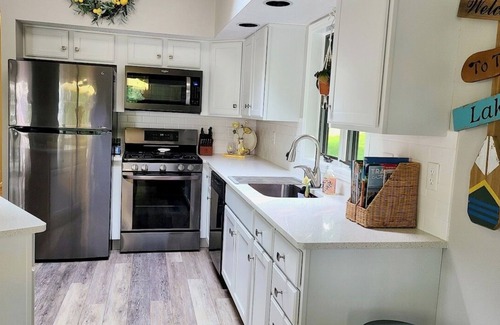 Leesburg Cottage | beautiful cottage by the lake. Relax and enjoy your stay.