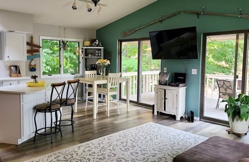 Leesburg Cottage | beautiful cottage by the lake. Relax and enjoy your stay.