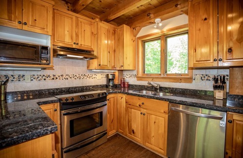 Lake of Bays Cottage | Beautiful cottage on Rebecca Lake * Hot Tub * lakefront * Gazebo