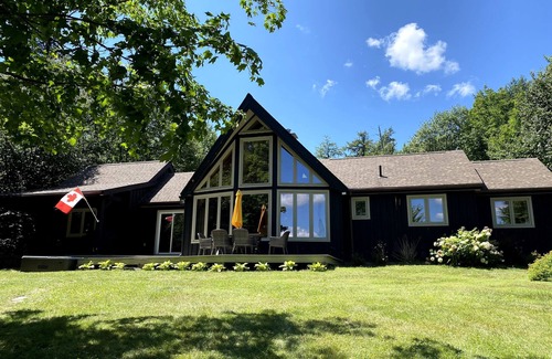 Lake of Bays Cottage | Beautiful cottage on Rebecca Lake * Hot Tub * lakefront * Gazebo