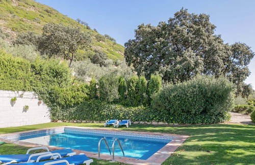 La Joya Cottage | Beautiful Cottage in La Joya with Private Swimming Pool