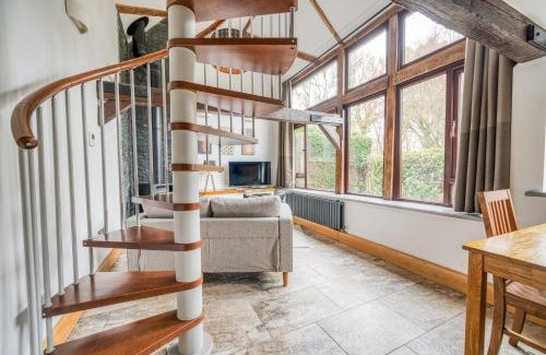 New Forest District House | Beautiful Cottage in New Forest with Wood Burner