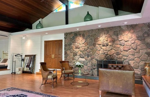 Thornhill House | Beautiful Cottage in The city!