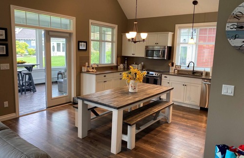 Okanagan-Similkameen Cottage | BEAUTIFUL COTTAGE JUST STEPS FROM THE BEACH nThe cottages on Osoyoos Lake
