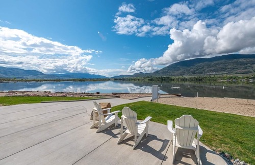 Okanagan-Similkameen Cottage | BEAUTIFUL COTTAGE JUST STEPS FROM THE BEACH nThe cottages on Osoyoos Lake