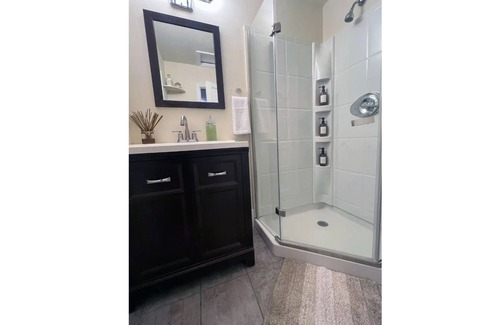 Fairview Cottage | Beautiful Cottage in Hyde Park!