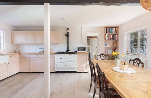 Blandford Forum House | Beautiful Cottage w/Large Garden & Parking