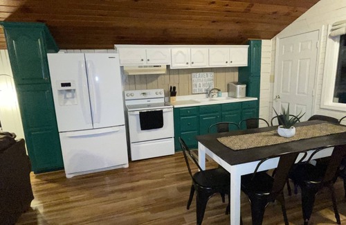 Benton Cottage | Beautiful Cottage -Water Front+dock+Big Bear Bay