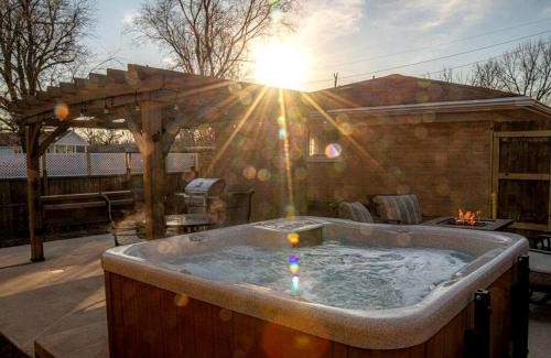 Miller Beach House | Beautiful Cottage with Hot-tub in Gary, Indiana