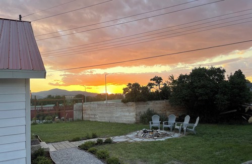Missoula House | Beautiful Cottage with private fenced yard and fire pit!