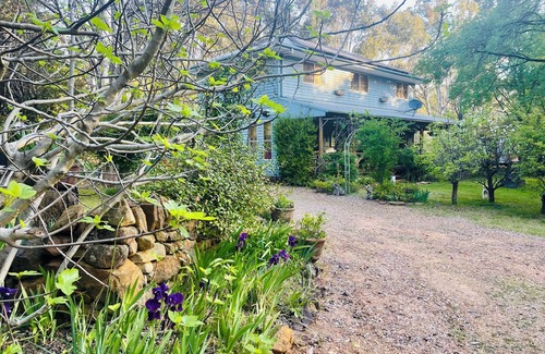 Coonabarabran House | BEAUTIFUL COUNTRY RETREAT with spacious gardens, hot tub, wood fire & much more!