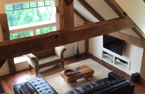 Hamilton House | Beautiful Country Barn Loft Retreat