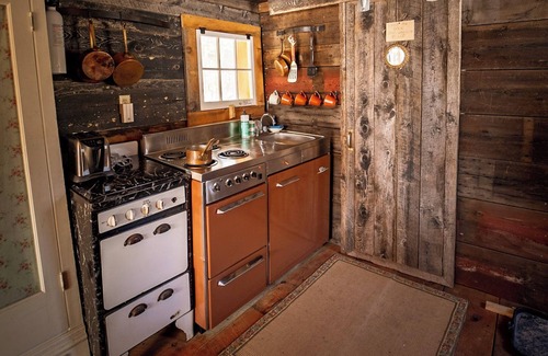 South Londonderry Cabin | Beautiful country cabin with hot tub and outdoor shower in Londonderry