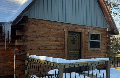 Zion Cabin | Beautiful country cabin on a natural spring creek!