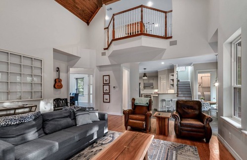 Cross Roads House | Beautiful country getaway. Close to Denton on 3 secluded acres!