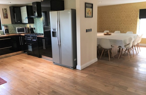 Swindon Cottage | Beautiful Country Cottage private Indoor Swimming Pool ,Hot Tub, & Games room.