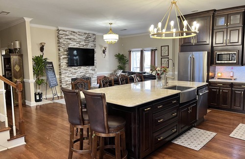 Southaven House | Beautiful Country Getaway/15 minutes From Elvis Graceland! Serene Fountain/Pool