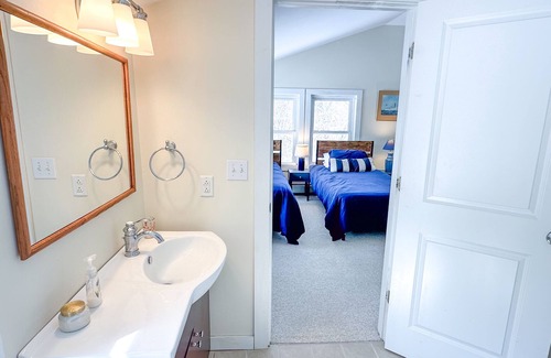 Warren House | Beautiful Country Home with Hot Tub & Pool Table