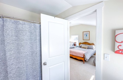 Warren House | Beautiful Country Home with Hot Tub & Pool Table