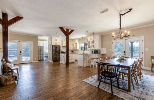 Alvarado House | Beautiful Country Lake House with Pool