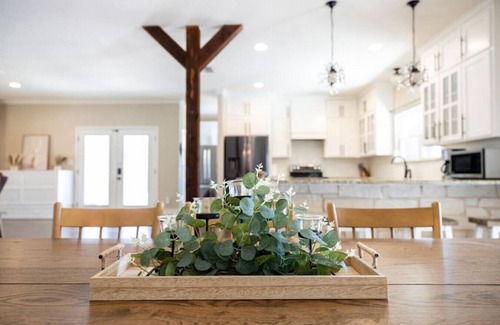 Alvarado House | Beautiful Country Lake House with Pool