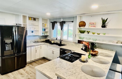 Ka'a'awa House | Beautiful Country Living 3-Bedroom Home with Patio- 30 Day Hawaii Rental