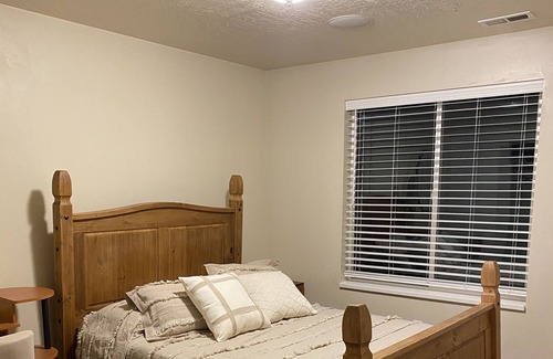 Kaysville House | Beautiful county home perfectly located: Skiing, amusement parks, hiking & more!