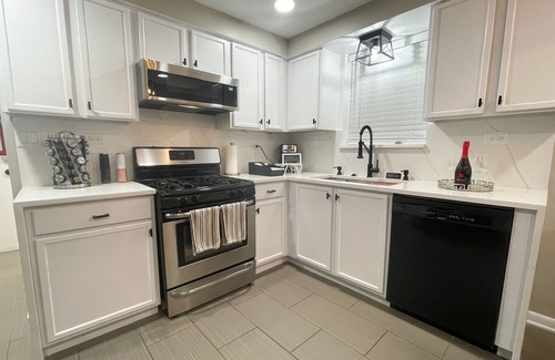 Elmwood Park Apartment | Beautiful & Cozy 2bd/1b Near O’Hare & Metra (MD-W)