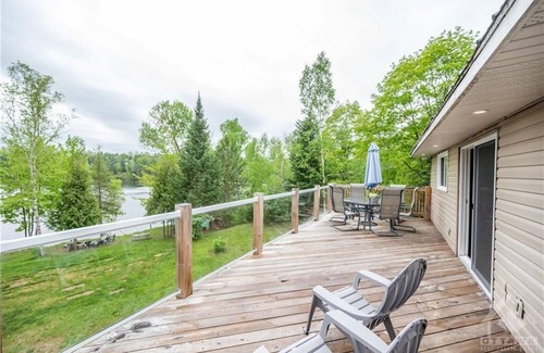 Madawaska Valley Cottage | Beautiful Cozy 3 Bedroom Cottage on the Lake