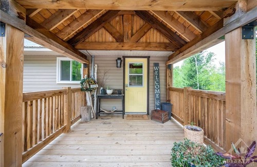 Madawaska Valley Cottage | Beautiful Cozy 3 Bedroom Cottage on the Lake